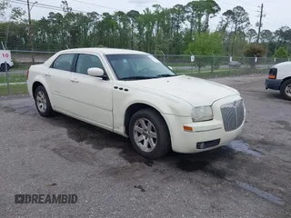 2007 Chrysler 300 Limited with VIN 2C3KA53G77H650272, listed as a IAAI auction lot 41976771 with 186,874 mi miles. Bid and sale history available at carsss.com. Image 1.