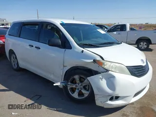 2012 Toyota Sienna z VIN 5TDZK3DCXCS251259, wystawiony jako IAAI lot #41949142 z przebiegiem Nie podano mil oraz . Historia ofert i sprzedaży dostępna na DreamBid. Obrazek 6.