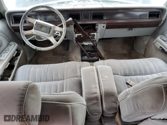 1985 Ford Crown Victoria z VIN 2FABP43F6FX102527, wystawiony jako Copart lot #71747574 z przebiegiem 50 249 mil mil oraz Nie do naprawy. Historia ofert i sprzedaży dostępna na DreamBid. Obrazek 8.