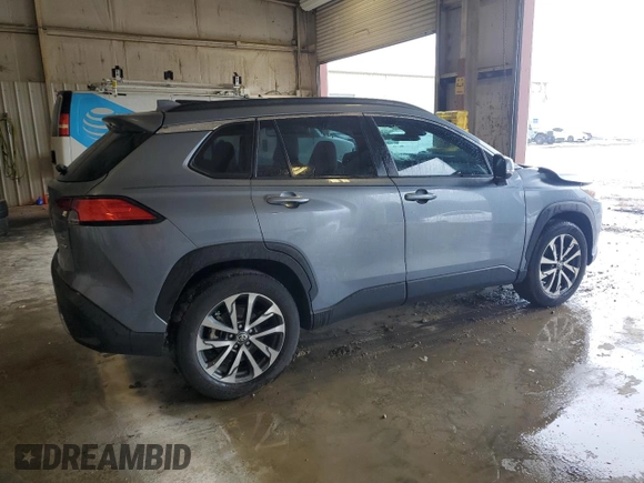 2022 Toyota Corolla Cross XLE z VIN 7MUDAABG3NV013642, wystawiony jako Copart lot #55118555 z przebiegiem 22 575 mil mil oraz Szkoda całkowita • Salvage title. Historia ofert i sprzedaży dostępna na DreamBid. Obrazek 3.