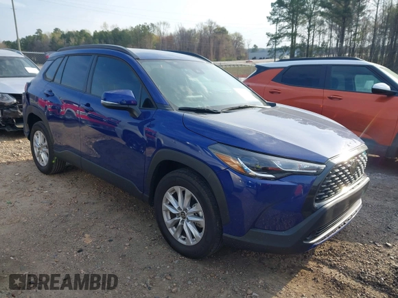 2022 Toyota Corolla Cross LE z VIN 7MUCAAAG6NV018136, wystawiony jako IAAI lot #41863545 z przebiegiem 40 239 mil mil oraz . Historia ofert i sprzedaży dostępna na DreamBid. Obrazek 1.