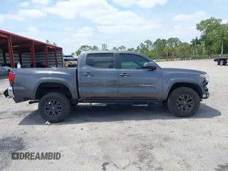 2020 Toyota Tacoma SR5 z VIN 5TFAZ5CN4LX091283, wystawiony jako IAAI lot #42076014 z przebiegiem 61 246 mil mil oraz . Historia ofert i sprzedaży dostępna na DreamBid. Obrazek 14.