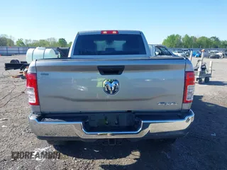 2024 Ram 2500 Tradesman z VIN 3C6UR5CJ5RG276442, wystawiony jako IAAI lot #41995189 z przebiegiem 11 428 mil mil oraz . Historia ofert i sprzedaży dostępna na DreamBid. Obrazek 16.