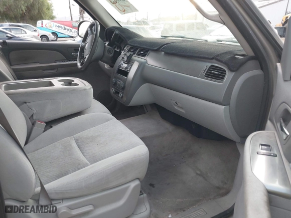 2007 Chevrolet Suburban LT with VIN 1GNFC16007R231427, listed as a IAAI auction lot 40995668 with 168,691 mi miles. Bid and sale history available at carsss.com. Image 5.