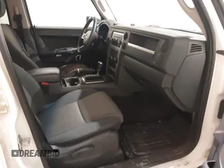 2010 Jeep Commander Sport z VIN 1J4RG4GK7AC132121, wystawiony jako IAAI lot #41187854 z przebiegiem 155 413 mil mil oraz . Historia ofert i sprzedaży dostępna na DreamBid. Obrazek 5.