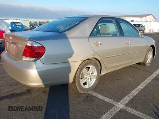 2005 Toyota Camry STD z VIN 4T1BE32KX5U015451, wystawiony jako IAAI lot #41426370 z przebiegiem 255 358 mil mil oraz . Historia ofert i sprzedaży dostępna na DreamBid. Obrazek 4.