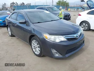 2012 Toyota Camry XLE z VIN 4T1BD1FK2CU056090, wystawiony jako IAAI lot #42245698 z przebiegiem 207 903 mil mil oraz . Historia ofert i sprzedaży dostępna na DreamBid. Obrazek 1.