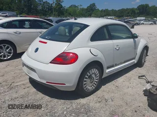 2013 Volkswagen Beetle 2.5L w/Sun с VIN 3VWJP7AT2DM659280, выставлен на аукционе IAAI как лот 42165515 с пробегом Не указан миль и . История ставок и продаж доступна на DreamBid. Изображение 4.