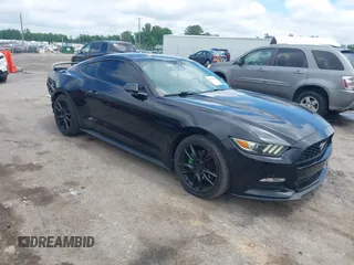 2016 Ford Mustang V6 z VIN 1FA6P8AM8G5251387, wystawiony jako IAAI lot #42231334 z przebiegiem 104 618 mil mil oraz . Historia ofert i sprzedaży dostępna na DreamBid. Obrazek 1.
