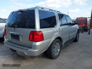 2004 Lincoln Navigator Luxury with VIN 5LMFU27R94LJ26403, listed as a IAAI auction lot 41714894 with 245,501 mi miles. Bid and sale history available at carsss.com. Image 4.