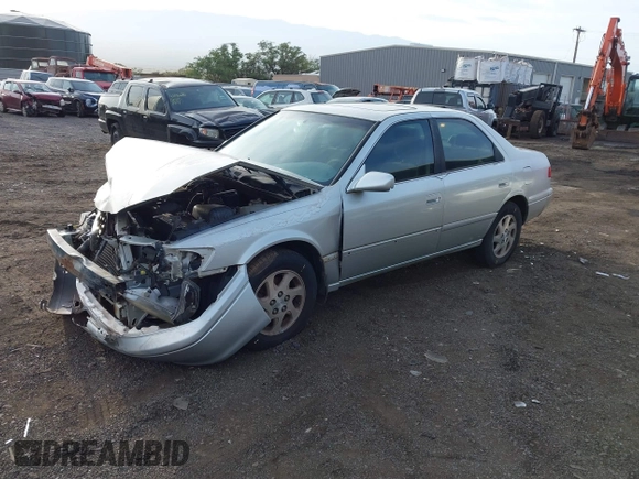 2000 Toyota Camry LE z VIN JT2BF28K6Y0282836, wystawiony jako IAAI lot #41799376 z przebiegiem 210 710 mil mil oraz . Historia ofert i sprzedaży dostępna na DreamBid. Obrazek 2.