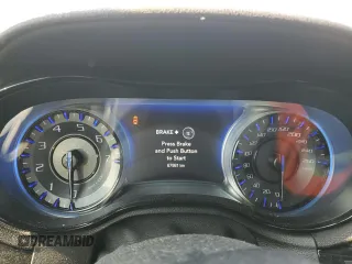 2019 Chrysler 300 S z VIN 2C3CCAGG5KH569376, wystawiony jako Copart lot #60175245 z przebiegiem 67 981 mil mil oraz Szkoda całkowita • Salvage title. Historia ofert i sprzedaży dostępna na DreamBid. Obrazek 9.