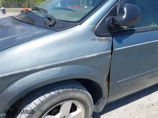 2005 Dodge Caravan SXT with VIN 2D4GP44L95R324232, listed as a IAAI auction lot 42056320 with 200,459 mi miles. Bid and sale history available at carsss.com. Image 6.