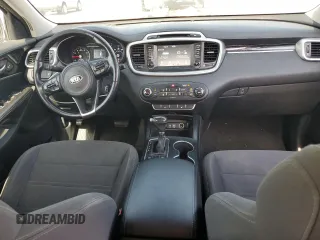 2018 Kia Sorento LX z VIN 5XYPG4A34JG425582, wystawiony jako Copart lot #58852865 z przebiegiem 157 170 mil mil oraz Czysty tytuł • Clean title. Historia ofert i sprzedaży dostępna na DreamBid. Obrazek 8.