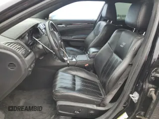 2022 Chrysler 300 S z VIN 2C3CCABG7NH179357, wystawiony jako Copart lot #86889524 z przebiegiem 64 952 mil mil oraz Szkoda całkowita • Salvage title. Historia ofert i sprzedaży dostępna na DreamBid. Obrazek 7.