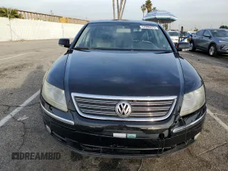 2006 Volkswagen Phaeton z VIN WVWAF03D268002733, wystawiony jako Copart lot #44980475 z przebiegiem 90 539 mil mil oraz Czysty tytuł • Clean title. Historia ofert i sprzedaży dostępna na DreamBid. Obrazek 5.