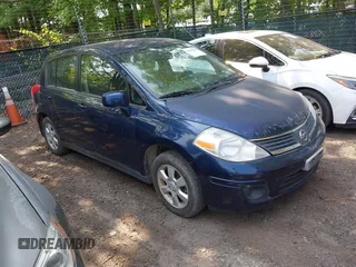 2009 Nissan Versa S z VIN 3N1BC13E79L381233, wystawiony jako IAAI lot #42407245 z przebiegiem 165 508 mil mil oraz . Historia ofert i sprzedaży dostępna na DreamBid. Obrazek 1.