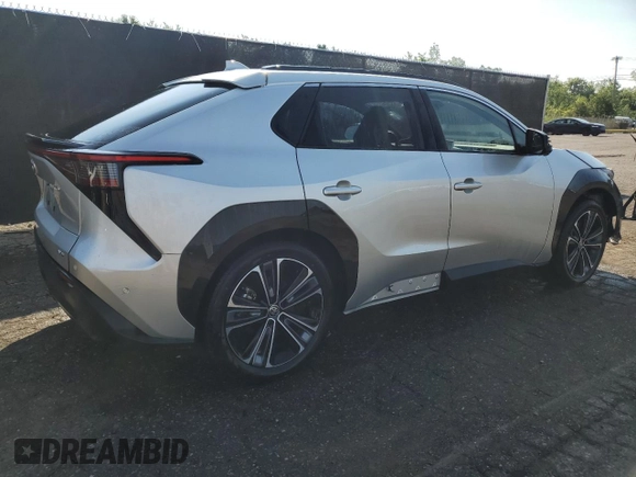 2024 Toyota bZ4X XLE z VIN JTMABACA3RA085576, wystawiony jako Copart lot #64452935 z przebiegiem 8 289 mil mil oraz Czysty tytuł • Clean title. Historia ofert i sprzedaży dostępna na DreamBid. Obrazek 3.