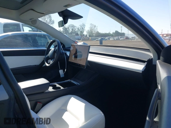 2022 Tesla Model Y Performance z VIN 7SAYGDEF2NF490794, wystawiony jako IAAI lot #42218742 z przebiegiem 41 402 mil mil oraz . Historia ofert i sprzedaży dostępna na DreamBid. Obrazek 5.
