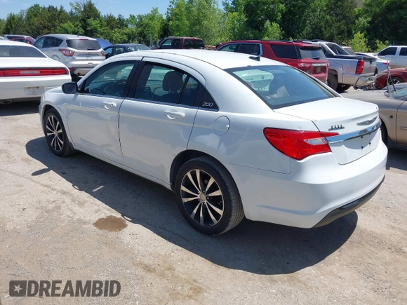 2014 Chrysler 200 Touring z VIN 1C3CCBBB6EN175625, wystawiony jako IAAI lot #42275517 z przebiegiem 119 125 mil mil oraz . Historia ofert i sprzedaży dostępna na DreamBid. Obrazek 3.