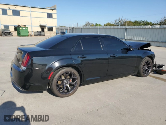 2020 Chrysler 300 S z VIN 2C3CCABG6LH137405, wystawiony jako Copart lot #73434754 z przebiegiem 68 064 mil mil oraz Czysty tytuł • Clean title. Historia ofert i sprzedaży dostępna na DreamBid. Obrazek 3.
