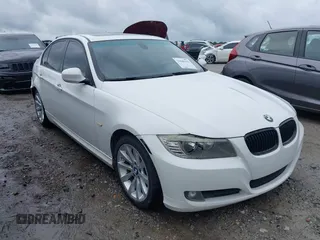 2011 BMW 3 Series 328i z VIN WBAPH7C56BE850189, wystawiony jako IAAI lot #39949329 z przebiegiem 207 887 mil mil oraz . Historia ofert i sprzedaży dostępna na DreamBid. Obrazek 1.