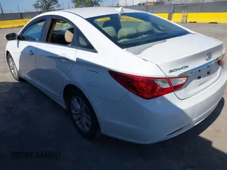 2013 Hyundai Sonata GLS z VIN 5NPEB4AC4DH710494, wystawiony jako IAAI lot #42310432 z przebiegiem 179 062 mil mil oraz . Historia ofert i sprzedaży dostępna na DreamBid. Obrazek 3.