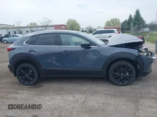 2024 Mazda CX-30 Premium z VIN 3MVDMBDY7RM613744, wystawiony jako IAAI lot #42127815 z przebiegiem 8 889 mil mil oraz . Historia ofert i sprzedaży dostępna na DreamBid. Obrazek 13.