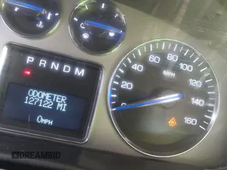 2008 Cadillac Escalade z VIN 1GYEC63828R153028, wystawiony jako IAAI lot #42043110 z przebiegiem 127 122 mil mil oraz . Historia ofert i sprzedaży dostępna na DreamBid. Obrazek 7.