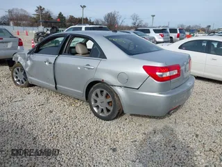 2009 Lincoln MKZ z VIN 3LNHM28T49R605620, wystawiony jako IAAI lot #41529528 z przebiegiem 208 321 mil mil oraz . Historia ofert i sprzedaży dostępna na DreamBid. Obrazek 3.