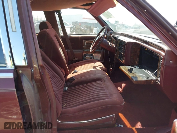 1991 Cadillac Brougham z VIN 1G6DW54E4MR716777, wystawiony jako IAAI lot #42383965 z przebiegiem 197 824 mil mil oraz . Historia ofert i sprzedaży dostępna na DreamBid. Obrazek 5.