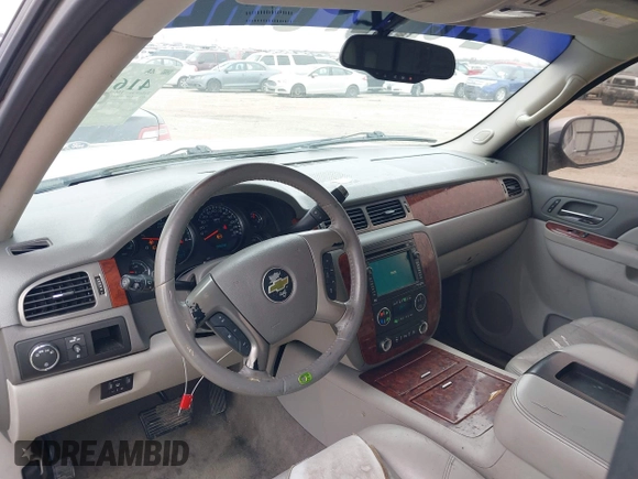 2011 Chevrolet Tahoe LTZ z VIN 1GNSCCE06BR110406, wystawiony jako IAAI lot #41611756 z przebiegiem 162 215 mil mil oraz . Historia ofert i sprzedaży dostępna na DreamBid. Obrazek 18.