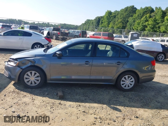 2014 Volkswagen Jetta S z VIN 3VW2K7AJ3EM303858, wystawiony jako IAAI lot #42449072 z przebiegiem 171 959 mil mil oraz . Historia ofert i sprzedaży dostępna na DreamBid. Obrazek 14.