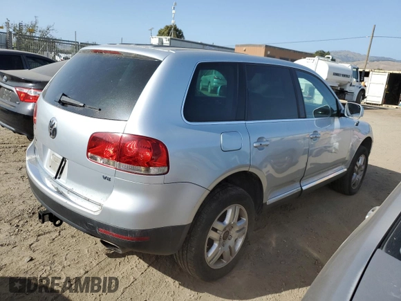 2004 Volkswagen Touareg z VIN WVGCM77L44D054387, wystawiony jako Copart lot #56009024 z przebiegiem 182 816 mil mil oraz Szkoda całkowita • Salvage title. Historia ofert i sprzedaży dostępna na DreamBid. Obrazek 3.