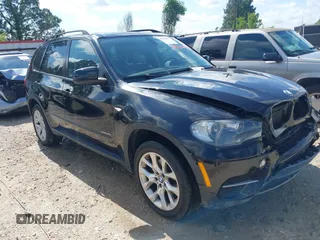 2011 BMW X5 35i z VIN 5UXZV4C56BL410499, wystawiony jako IAAI lot #42117697 z przebiegiem 158 233 mil mil oraz . Historia ofert i sprzedaży dostępna na DreamBid. Obrazek 1.