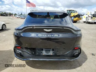 2021 Aston Martin DBX z VIN SCFVUJAW7MTV03341, wystawiony jako Copart lot #71015804 z przebiegiem 12 324 mil mil oraz Szkody całkowita. Historia ofert i sprzedaży dostępna na DreamBid. Obrazek 6.