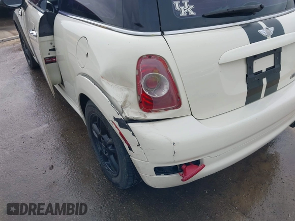 2011 MINI Hardtop z VIN WMWSU3C52BT092653, wystawiony jako IAAI lot #41788535 z przebiegiem 161 510 mil mil oraz . Historia ofert i sprzedaży dostępna na DreamBid. Obrazek 17.