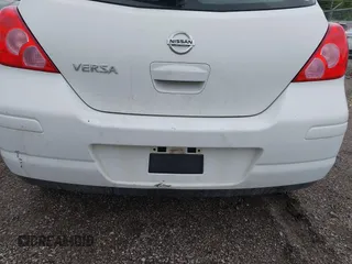 2009 Nissan Versa SL z VIN 3N1BC13E19L401296, wystawiony jako IAAI lot #42326812 z przebiegiem 178 756 mil mil oraz . Historia ofert i sprzedaży dostępna na DreamBid. Obrazek 14.