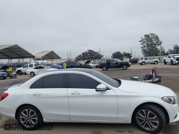 2018 Mercedes-Benz C 300 with VIN 55SWF4JB5JU253705, listed as a IAAI auction lot 42158469 with 93,676 mi miles and . Bid and sale history available at carsss.com. Image 13.