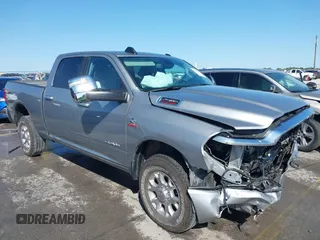 2024 Ram 2500 Laramie z VIN 3C6UR5FL4RG367117, wystawiony jako IAAI lot #41990892 z przebiegiem 14 238 mil mil oraz . Historia ofert i sprzedaży dostępna na DreamBid. Obrazek 1.