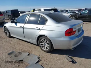 2007 BMW 3 Series 328i z VIN WBAVA33517KX73521, wystawiony jako IAAI lot #41389508 z przebiegiem 76 267 mil mil oraz . Historia ofert i sprzedaży dostępna na DreamBid. Obrazek 3.