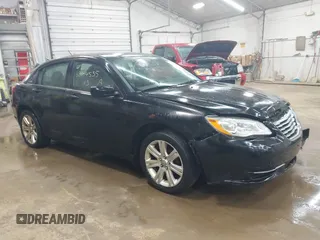 2013 Chrysler 200 Touring z VIN 1C3CCBBB3DN539112, wystawiony jako IAAI lot #42244535 z przebiegiem 235 413 mil mil oraz . Historia ofert i sprzedaży dostępna na DreamBid. Obrazek 1.