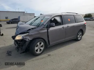 2014 Toyota Sienna LE AAS z VIN 5TDKK3DC8ES472072, wystawiony jako Copart lot #57515725 z przebiegiem 126 449 mil mil oraz Szkody całkowita. Historia ofert i sprzedaży dostępna na DreamBid. Obrazek 1.