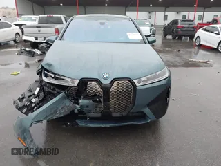 2022 BMW iX xDrive50 z VIN WB523CF03NCK45675, wystawiony jako IAAI lot #41443866 z przebiegiem 21 923 mil mil oraz . Historia ofert i sprzedaży dostępna na DreamBid. Obrazek 12.