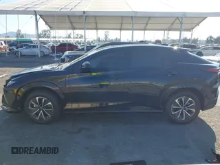 2024 Lexus RZ 300e Premium z VIN JTJABABB1RA004615, wystawiony jako IAAI lot #41310232 z przebiegiem 9 622 mil mil oraz . Historia ofert i sprzedaży dostępna na DreamBid. Obrazek 14.