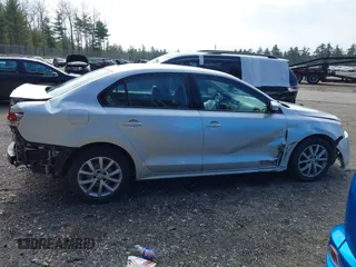2011 Volkswagen Jetta SE z VIN 3VWDZ7AJ9BM367581, wystawiony jako IAAI lot #42032765 z przebiegiem 136 472 mil mil oraz . Historia ofert i sprzedaży dostępna na DreamBid. Obrazek 14.