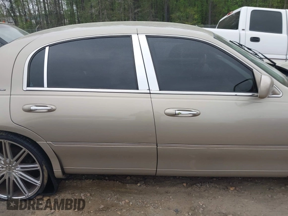 2003 Lincoln Town Car Signature z VIN 1LNHM82W73Y645995, wystawiony jako IAAI lot #41958634 z przebiegiem 172 960 mil mil oraz . Historia ofert i sprzedaży dostępna na DreamBid. Obrazek 13.
