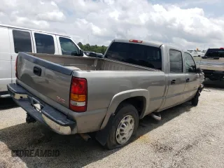 2003 GMC Sierra 1500HD SLE z VIN 1GTGC13U73F105405, wystawiony jako Copart lot #76817714 z przebiegiem 213 665 mil mil oraz Szkody całkowita. Historia ofert i sprzedaży dostępna na DreamBid. Obrazek 3.