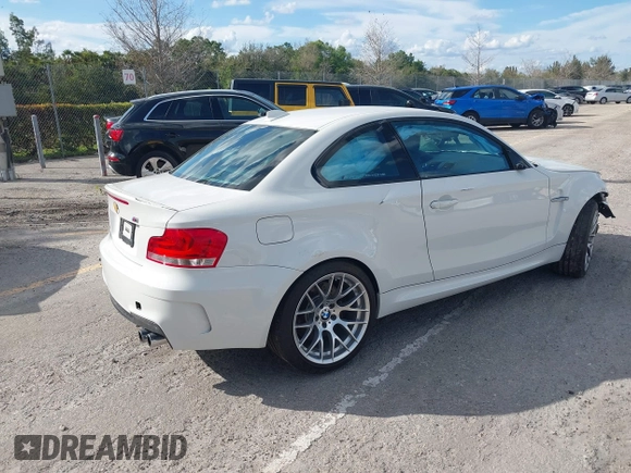2011 BMW 1 Series M z VIN WBSUR9C56BVP76005, wystawiony jako IAAI lot #41399359 z przebiegiem 31 970 mil mil oraz . Historia ofert i sprzedaży dostępna na DreamBid. Obrazek 4.