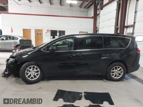 2017 Chrysler Pacifica Touring with VIN 2C4RC1DGXHR585294, listed as a IAAI auction lot 41971914 with 153,028 mi miles and . Bid and sale history available at DreamBid. Image 13.